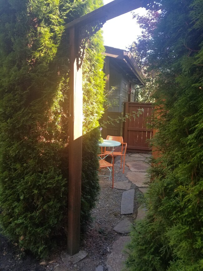 Apt courtyard - 1524 Brawne Ave NW