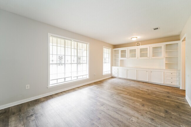 Building Photo - 296 Woodcliff Dr