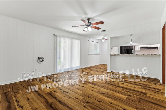 Building Photo - 2444 Somerset Dr