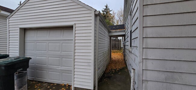 Foto del edificio - 2 Bedroom/1 Bath with detached garage!