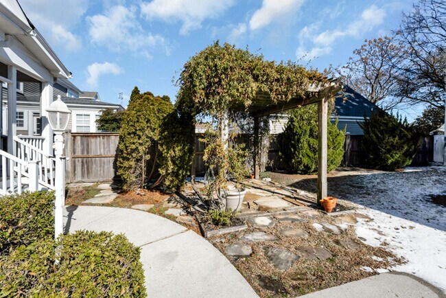 Foto del edificio - Beautiful Coastal Home for Rent – Ocean View / 17th Bay, Norfolk