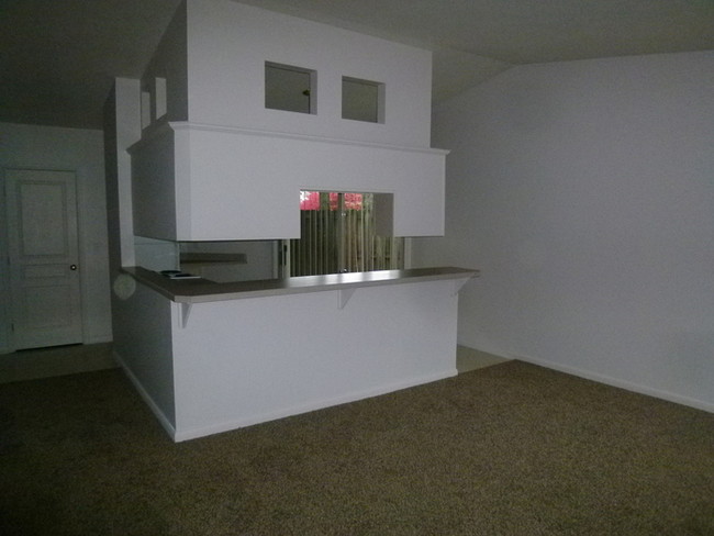 Building Photo - 2 Bedroom Apt, Pets Welcome!!!!