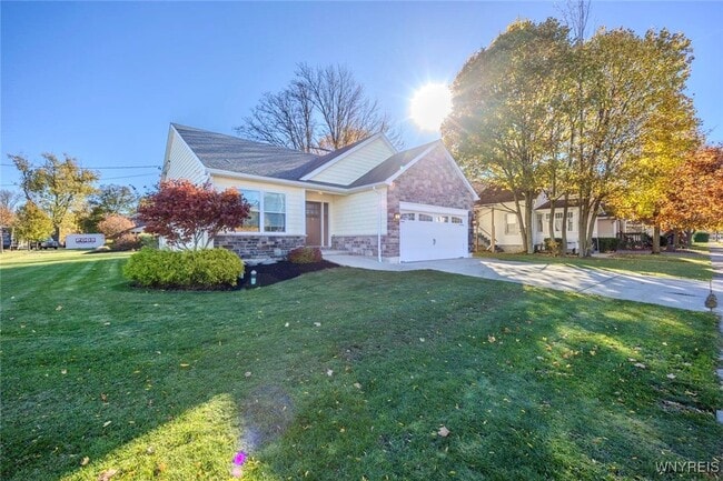 Building Photo - 105 Pine St