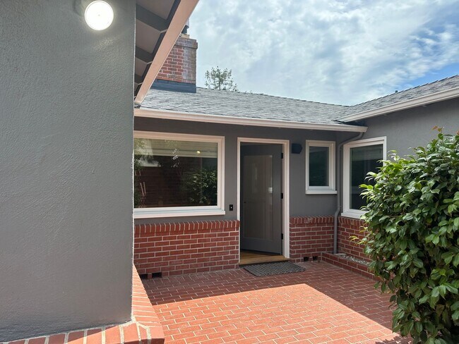 Foto del edificio - Charming Four-Bedroom Mid-Century Home in ...