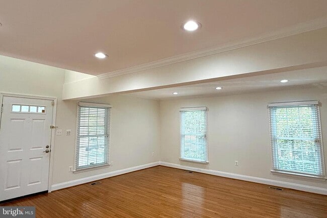 Building Photo - 2438 S Walter Reed Dr