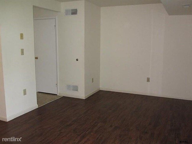 Building Photo - 3 br, 1.5 bath Condo - 1643 Long Drive