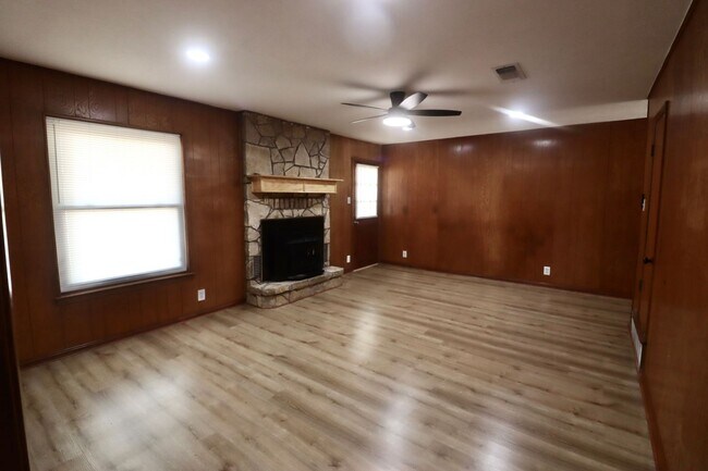 Building Photo - Brock ISD! 4 Acres!