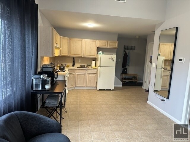 Building Photo - Well-maintained 2 Bedroom Apartment with s...