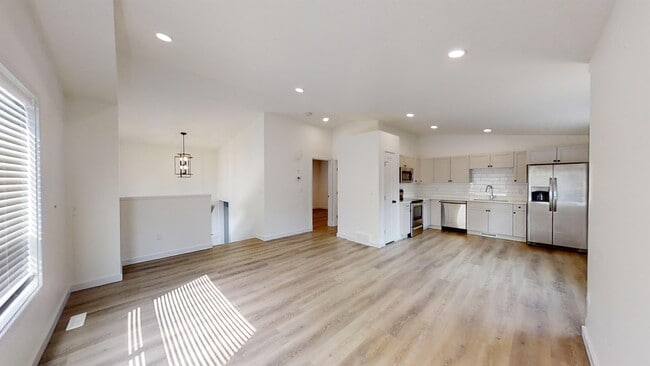 Building Photo - 9604 Hillcrest Dr