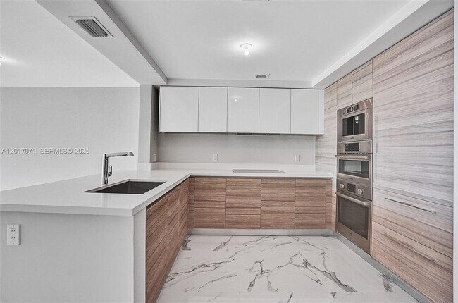 Foto del edificio - 330 Sunny Isles Blvd