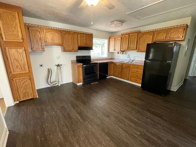 Building Photo - Spacious 3bed/1bath
