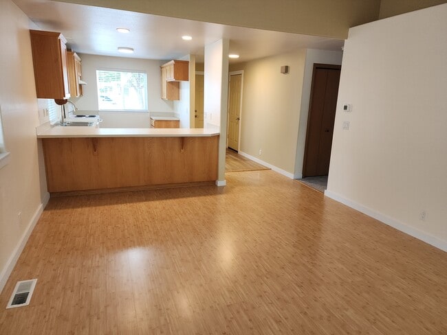 Building Photo - 942 W Olympic St