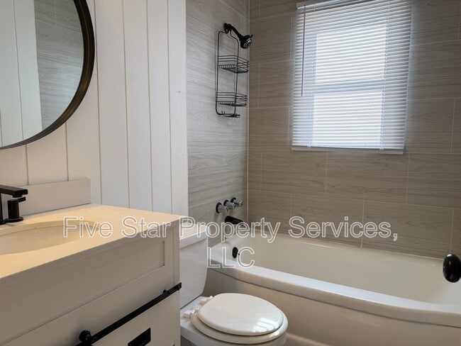 Building Photo - 3036 Louise Ln