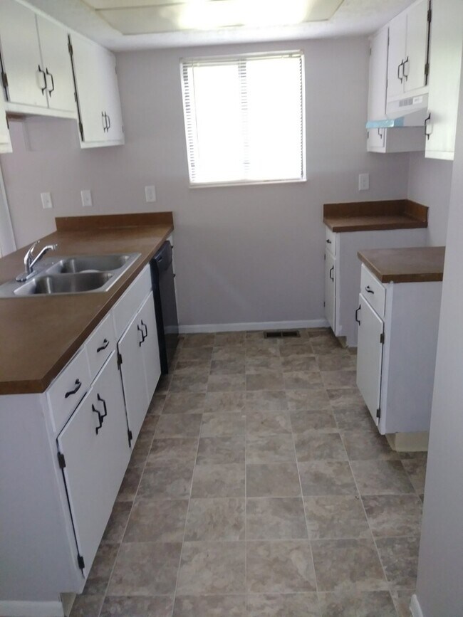 Foto del edificio - At Last This Is What You've Been Searching For, Updated 2 bdrm 1 bath Condo