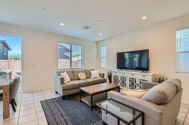 Foto del edificio - 4 Bed 3 Bath Luxury FURNISHED Home for Rent!