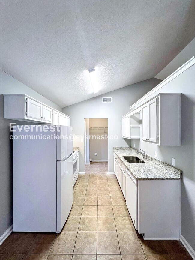 Building Photo - 3 Bed/ 2 Bed Home with Fenced Yard / Pet-F...