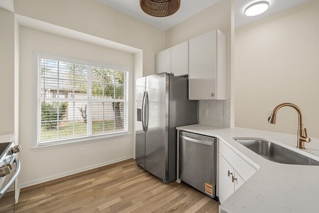 Building Photo - 2708 Riverbend Dr