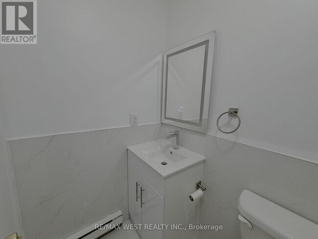 Photo du bâtiment - 1687 St Clair Ave W