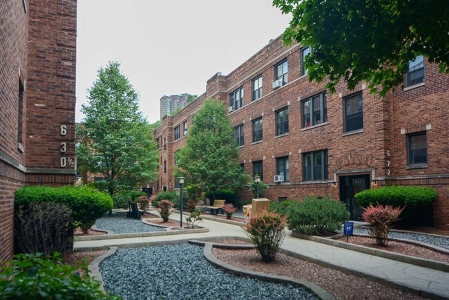 Building Photo - 633.5 W Cornelia Ave