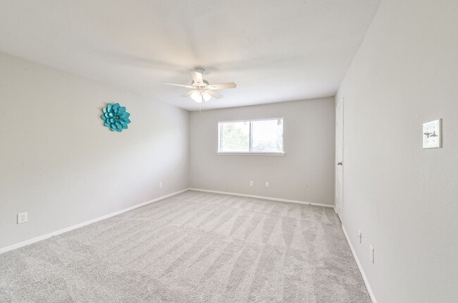 Foto del edificio - 2 Story 2 BR condo in Westchase Gated Comm...