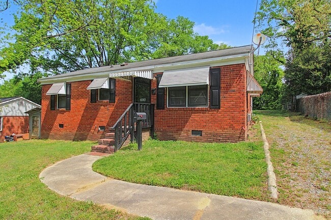 Building Photo - Cozy Remodeled Bungalow