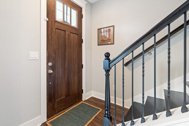 Building Photo - Gorgeous, luxury townhome in convenient We...
