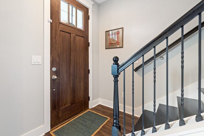 Foto del edificio - Gorgeous, luxury townhome in convenient We...