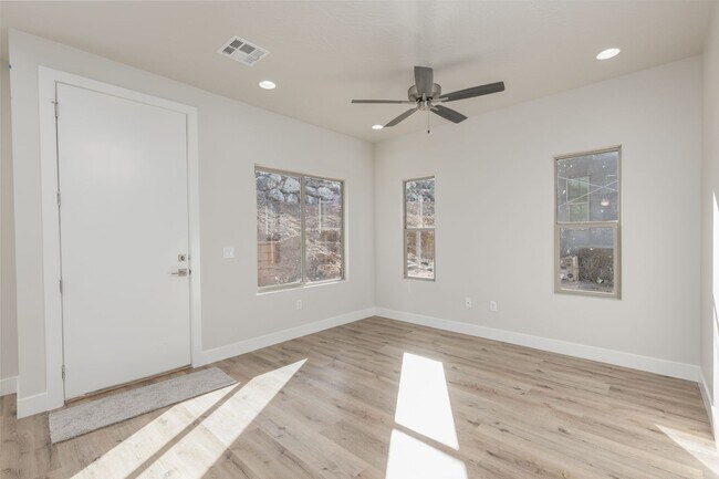 Foto del edificio - Pet Friendly! - Charming 3 Bedroom Townhome