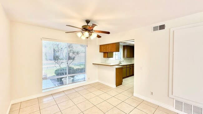 Foto del edificio - Lovely Downstairs, Entry Level Condo Unit with Garage and Private Yard Space in Downtown Fallbrook!