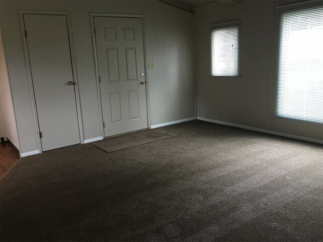 Building Photo - 301 E 40th St