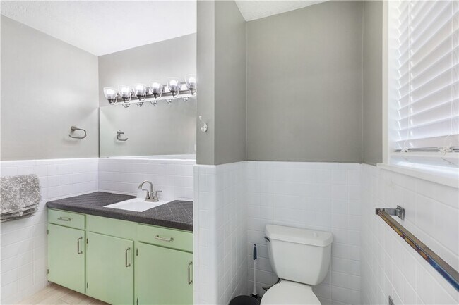 Building Photo - 209 Helena St