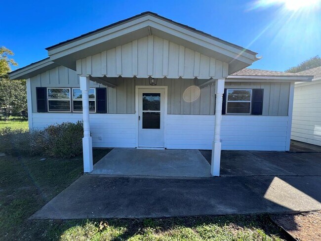 Building Photo - 545 Farm Rd