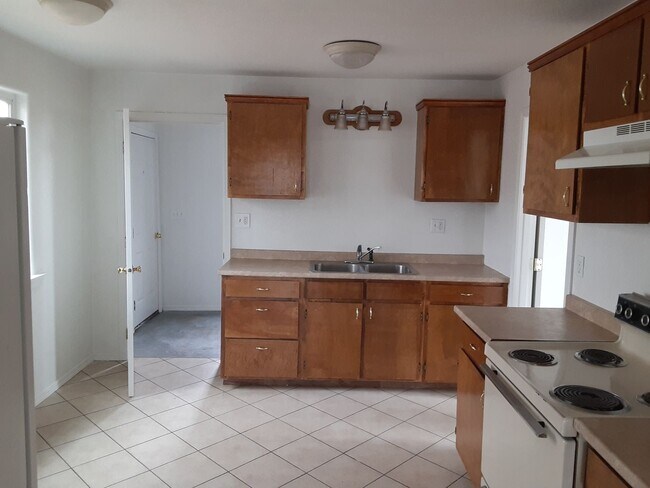 Building Photo - Vieira-PM-019-0099-15750