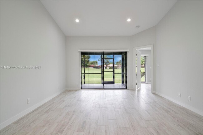 Foto del edificio - 8354 Waterford Ave