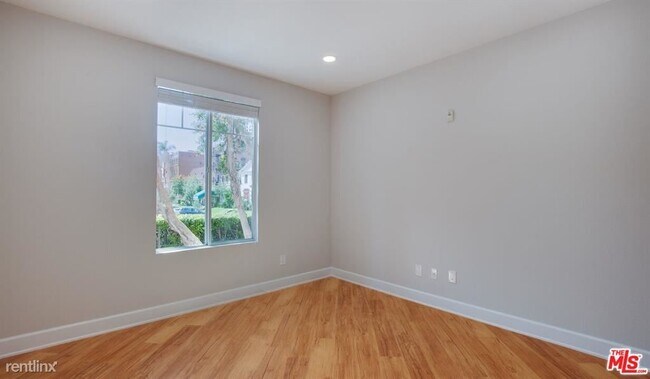 Foto del edificio - 1 br, 1 bath Condo - 5553 W 6th St Apt 2116