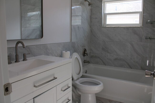 Foto del edificio - For Rent – 3-Bed / 2.5-Bath Deep Water Canal, Canal-Front Home with a Floating Dock,  totally ren...