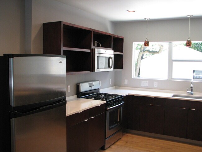 Foto del edificio - UT PRE-LEASE: Incredible 5 bed/2 bath remo...