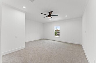 Building Photo - 10070 Cedardale Dr
