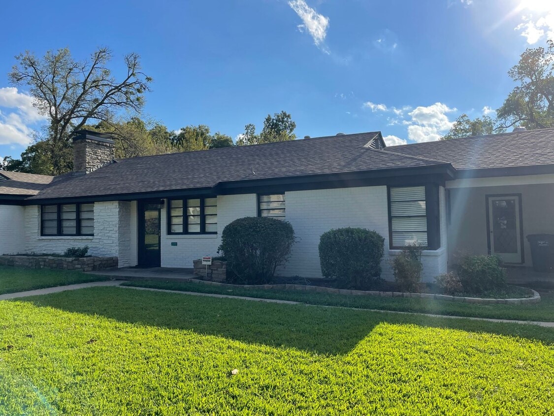 Primary Photo - Updated Westcliff Beauty
