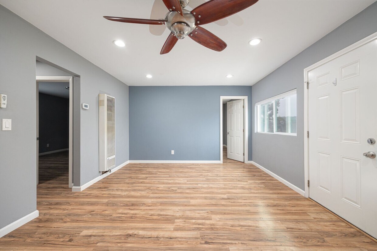 Foto principal - Recently Renovated 2 Bedroom Home with All...
