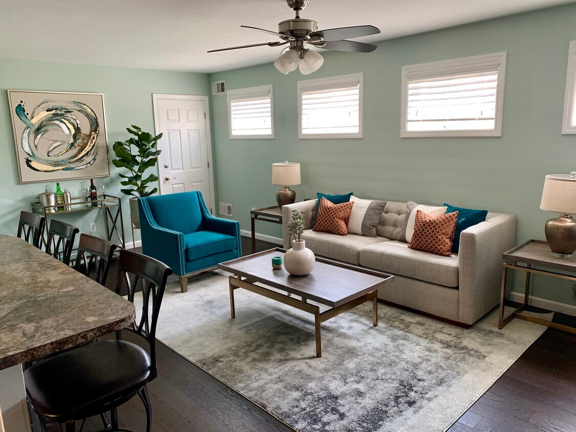 Open concept living room - 237 Kingsland Ave