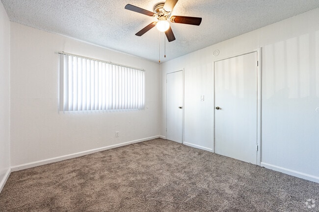 1BR, 1BA - 735SF - Bathroom - Palm Gate Apartments
