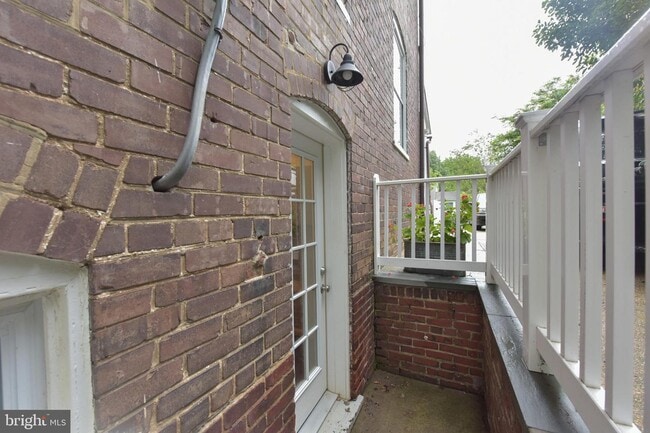 Building Photo - 103 W Cedar St