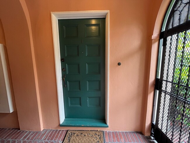 Building Photo - Charming Studio Near Lombard Steps