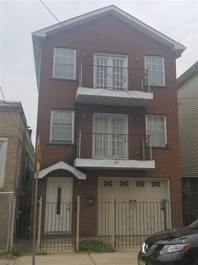 Primary Photo - 29 Bostwick Ave