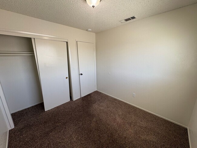 Foto del edificio - North Visalia Townhome Available Now