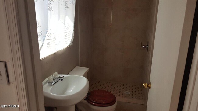 Foto del edificio - 2317 N Mitchell St