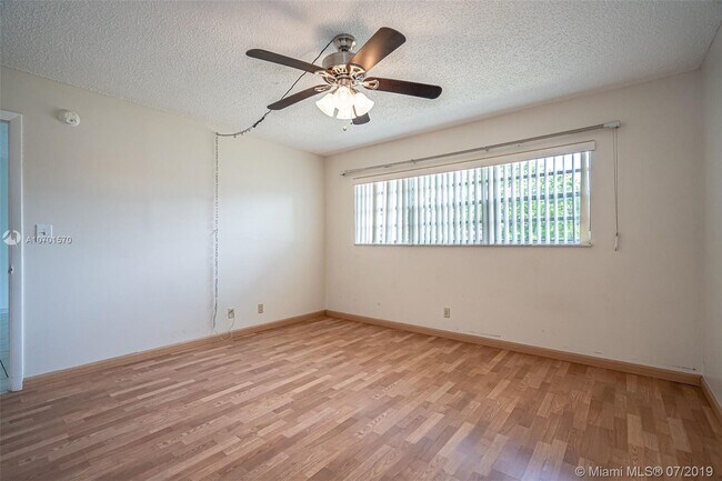 Foto del edificio - 601 S State Rd 7