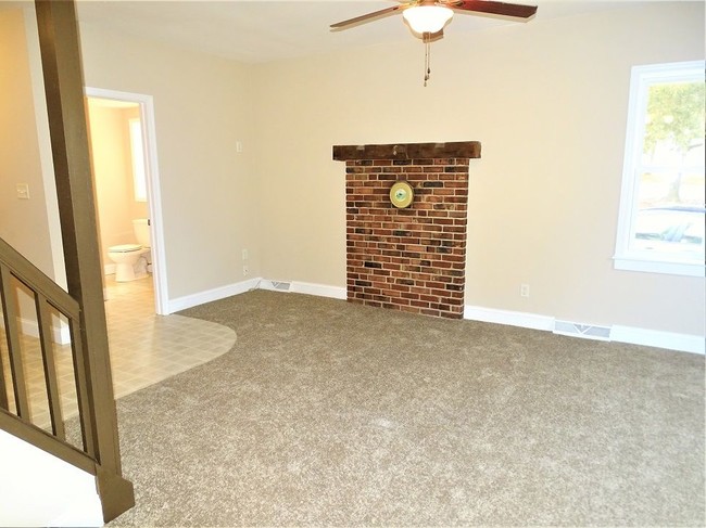 Building Photo - 935 Maple St