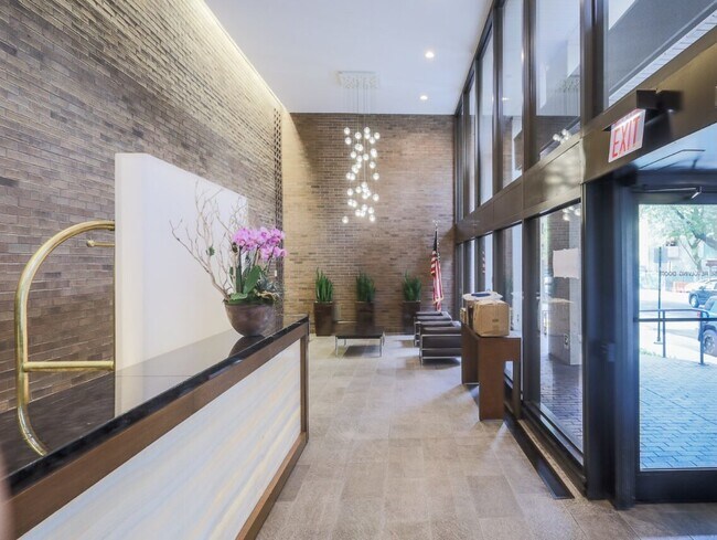 Foto del edificio - 2650 N Lakeview Ave